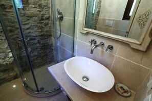 Shower, hair dryer, bidet, towels