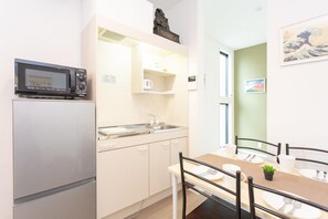 Fridge, microwave, stovetop, electric kettle - ~ Momo Lee Sakura Umekoji 1 MAX 5PPL near KYOTO STATION ~ (京都市)