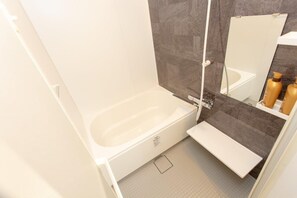 Tina con regadera, secadora de cabello, bidet, toallas 