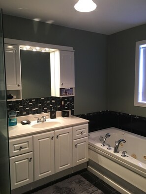 Shower, jetted bath, hair dryer, towels