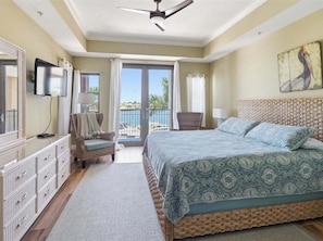 2 bedrooms, iron/ironing board, free WiFi, bed sheets - Waterfront 2BR/2BA Marco Island condo with pool, WiFi and kitchen. (Marco Island)