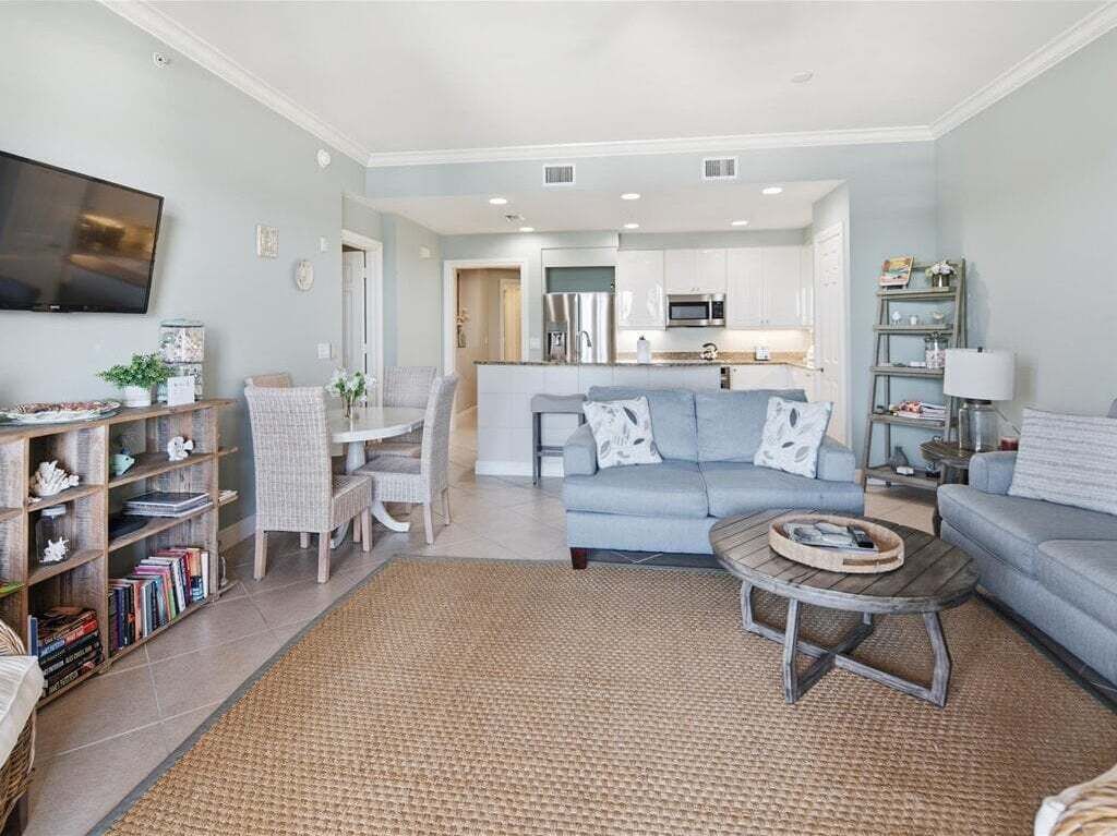 Un salon moderne avec un canapé, une table basse et une bibliothèque.