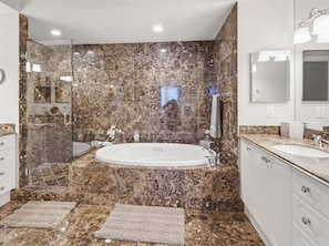 Bathtub, hair dryer, towels - Waterfront 2BR/2BA Marco Island condo with pool, WiFi and kitchen. (Marco Island)