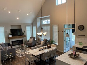 Smart TV, fireplace, Netflix, table tennis - Summer Short & Winter Long term rental at Canada's Warmest Lake Osoyoos (Oliver)