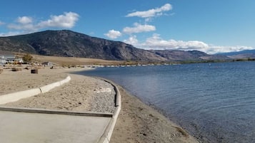 PĂ„ stranden, solstolar och strandhanddukar