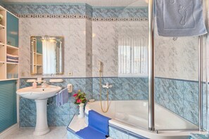 Combined shower/tub, hair dryer, bidet, towels