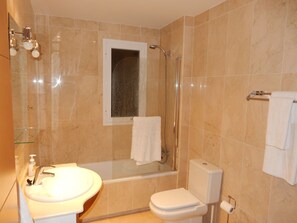 Bañera con ducha, secador de pelo, bidet, toallas