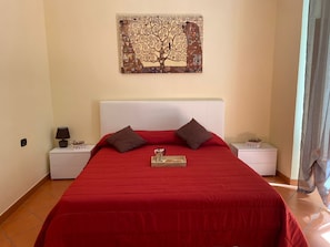 2 bedrooms, WiFi - Home in Love: VICOLETTO DEI CRIB: APARTMENT WITH TWO BEDROOMS. (NA) (Napoli)