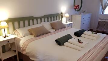 1 slaapkamer, een strijkplank/strijkijzer, gratis wifi, beddengoed