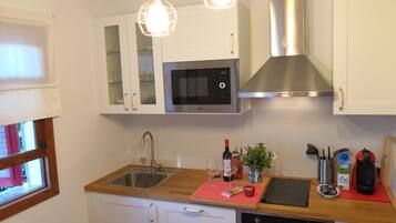 Een koelkast, een magnetron, een oven, een kookplaat