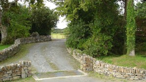 Property grounds - Bradleys Cottage Creeslough (Creeslough)