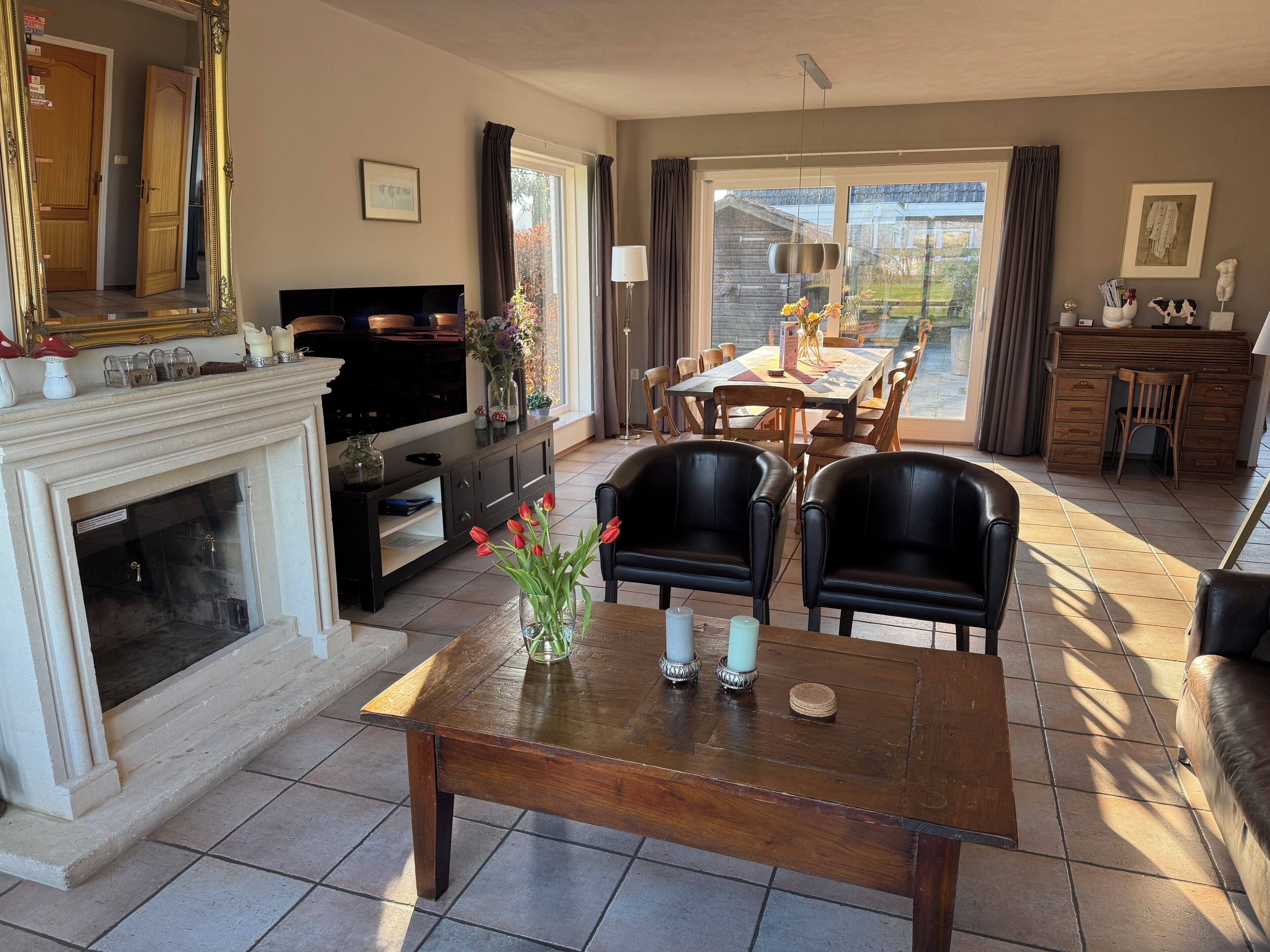 Älytelevisio, pöytätennispöytä, leluja, kirjoja