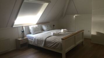 6 bedrooms, desk, iron/ironing board, travel cot