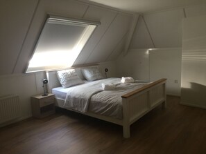 6 chambres, bureau, fer et planche à repasser, lit parapluie