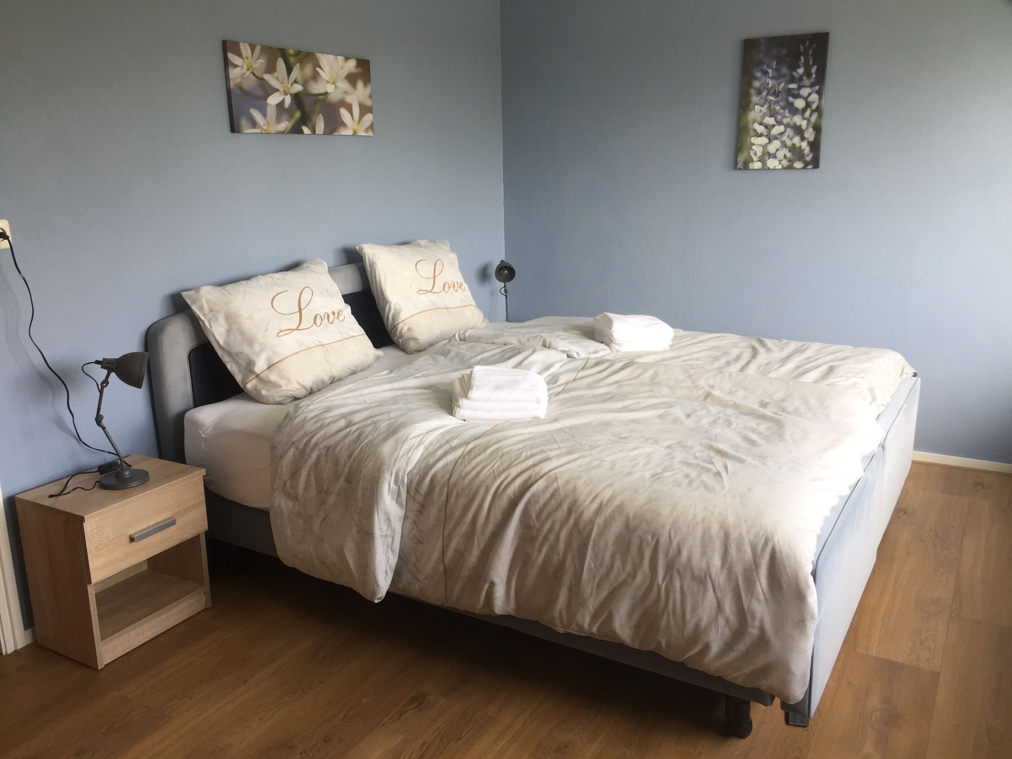 6 makuuhuonetta, työpöytä, silitysrauta/-lauta, vauvan matkasänky