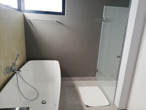 Exklusivt townhome - 3 sovrum | Badrum | Badkar och dusch och handdukar