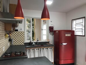 Fridge, microwave, stovetop, electric kettle - Cozy and stylish house (São Lourenço)