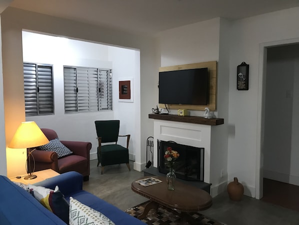Smart TV, fireplace