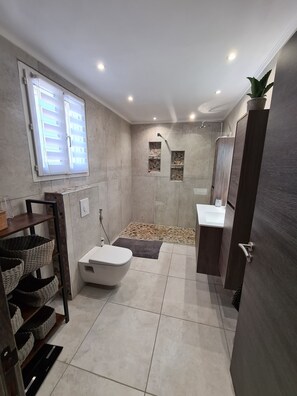 Baignoire, sèche-cheveux, serviettes fournies, savon