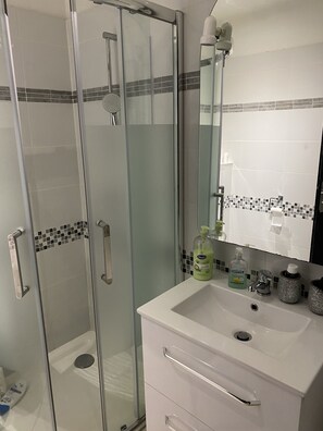Bathtub, hair dryer, towels, soap