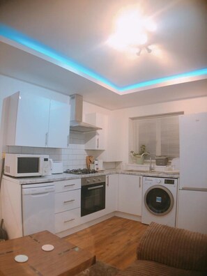 Fridge, microwave, oven, stovetop - Beautiful bungalow in lovely garden  Enquire  for details  (Manchester)