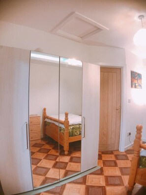 1 bedroom, desk, free WiFi, bed sheets - Beautiful bungalow in lovely garden  Enquire  for details  (Manchester)