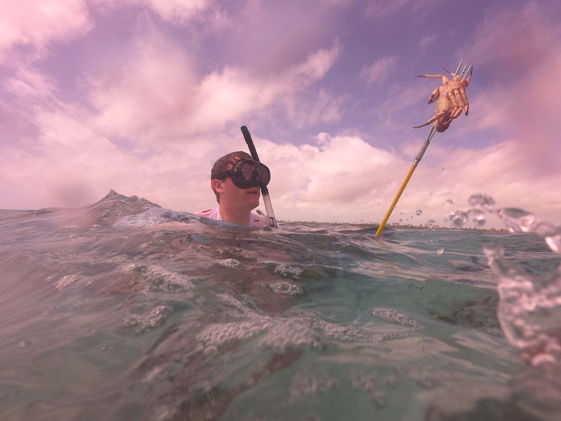 Iemand snorkelt in de oceaan, met een snorkel en masker.
