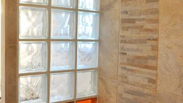 Douche, serviettes fournies, savon, shampoing