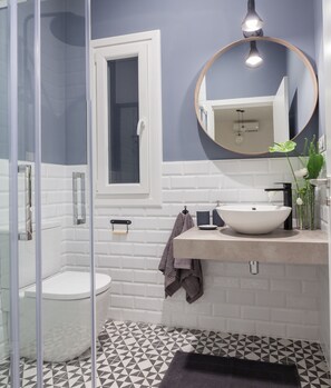 Shower, free toiletries, hair dryer, towels