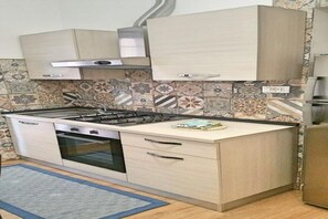 Kühlschrank, Ofen, Herdplatte, Hochstuhl