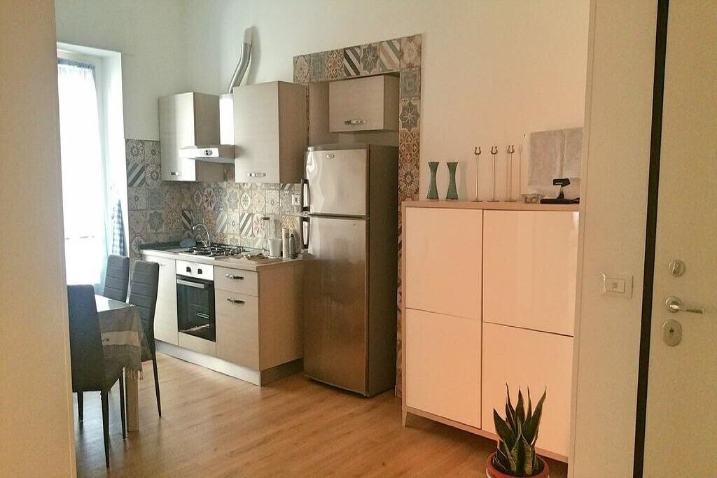 Een koelkast, een oven, een kookplaat, een kinderstoel