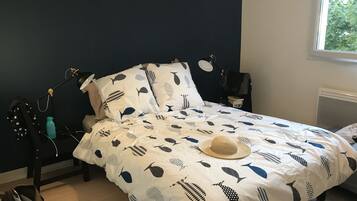 1 slaapkamer, een strijkplank/strijkijzer