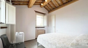 4 عدّة غرف نوم ومكتب ومكواة/لوح كي وسرير سفر