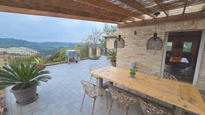 Outdoor dining - Modern countryhouse! Pool, big terrace & views - mountains & sea - for families! (Monterubbiano)
