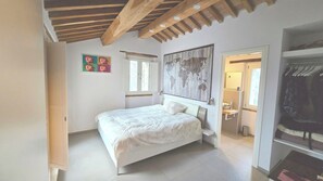 4 chambres, bureau, fer et planche à repasser, lit parapluie