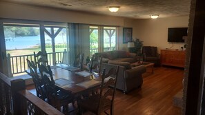 Smart-tv, een open haard, tafelvoetbal en een tafeltennistafel