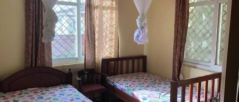 3 soveværelser, skrivebord, strygejern/strygebræt