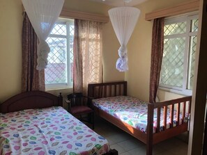 3 Schlafzimmer, Schreibtisch, Bügeleisen/Bügelbrett