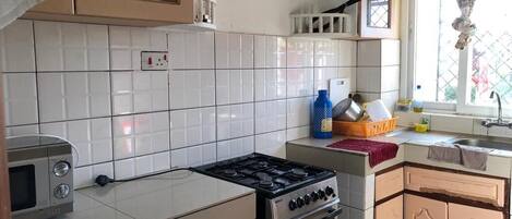 Réfrigérateur, four, plaque de cuisson, bouilloire électrique