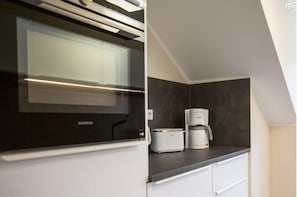 KĂŒhlschrank, Mikrowelle, Ofen, Herdplatte