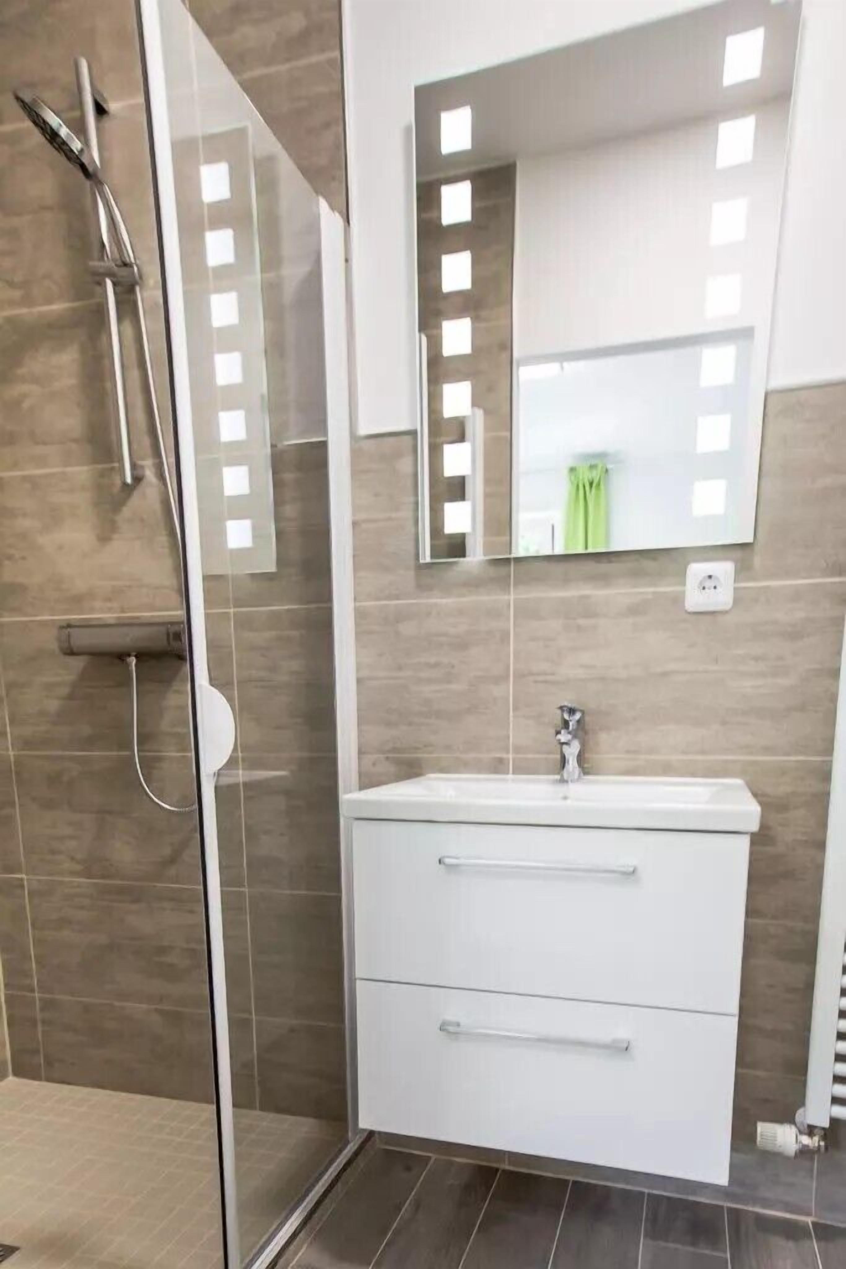 Douche, sèche-cheveux, serviettes fournies, savon