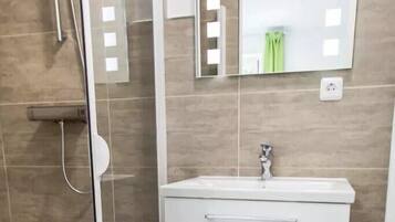 Douche, sèche-cheveux, serviettes fournies, savon