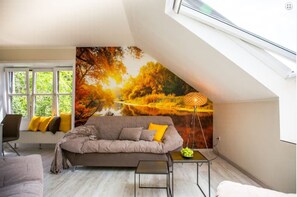 Smart-TV, Kamin, Bücher, Stereoanlage