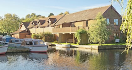 2 bedroom accommodation in Wayford Bridge, near Stalham