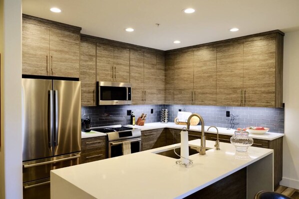 Kylskåp, mikrovågsugn, ugn och spishäll