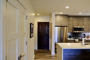 Fridge, microwave, oven, stovetop - Olympic Terrace: Downtown Luxury & Convenience (Ketchum)