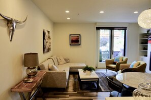 TV, fireplace - Olympic Terrace: Downtown Luxury & Convenience (Ketchum)