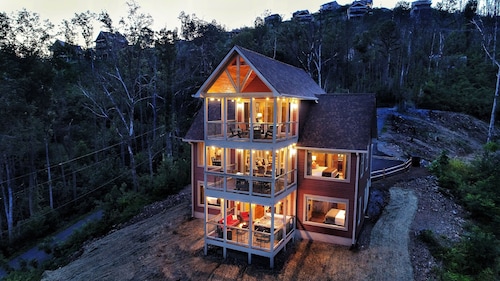 Upouusi Luxury VIEW -mökki !! 4 King-sviittiä! 5 takkaa 3 kansia ja pelihuone !!!