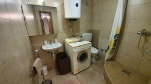 Gratis toiletartikelen, een haardroger, handdoeken, toiletpapier