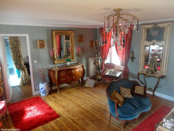 Interior - Presentation of the Host, the environment, and your suite "Ti Trianon" (Rosporden)